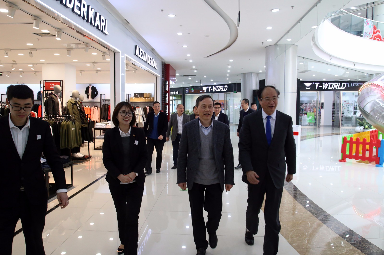 1522033662665611.jpg 商場(chǎng).jpg