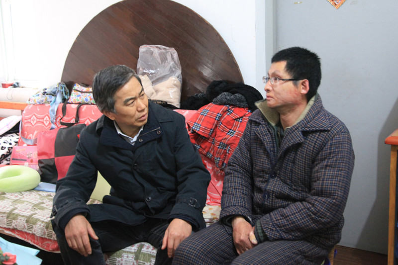 親切的慰問(wèn)，溫暖的關(guān)懷<br/>——集團(tuán)公司領(lǐng)導(dǎo)走訪慰問(wèn)困難職工