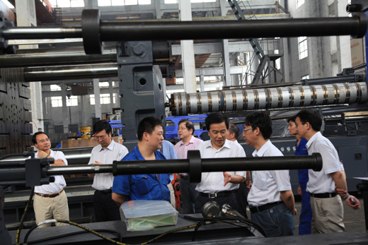 集團(tuán)公司領(lǐng)導(dǎo)高溫慰問(wèn)一線員工