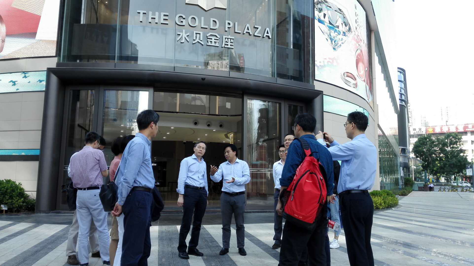 集團公司黨委書記、總經(jīng)理虞岳明帶隊考察深圳工藝美術(shù)行業(yè)