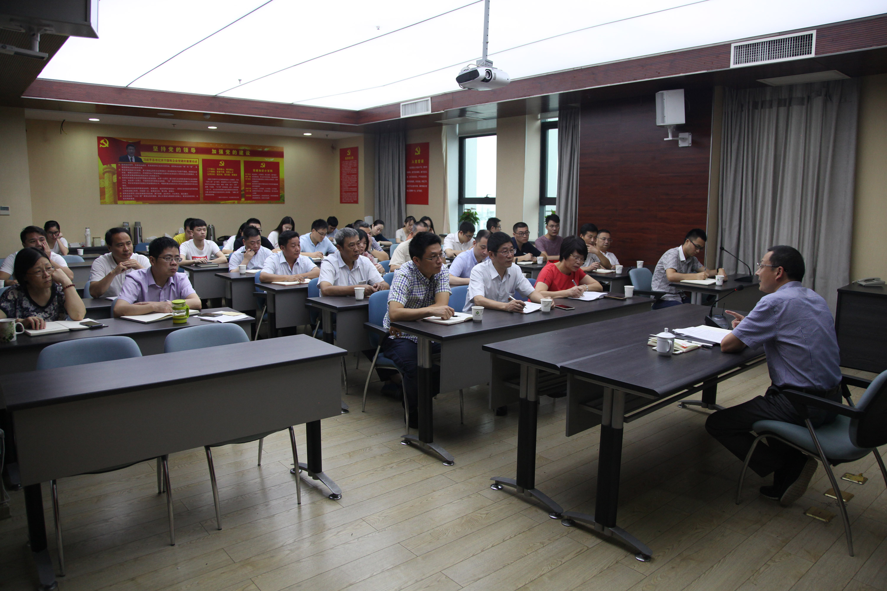 集團(tuán)公司副總經(jīng)理余顯勇赴商業(yè)公司廣杰公司宣講經(jīng)濟(jì)形勢(shì)