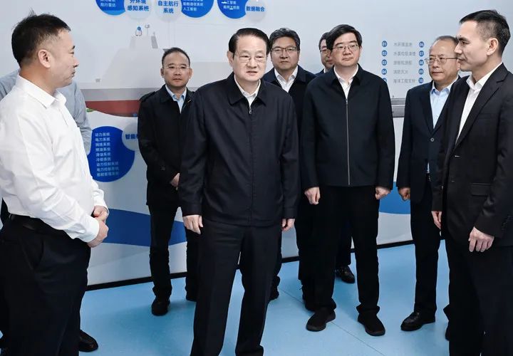 易煉紅調(diào)研省二輕集團(tuán)省機(jī)電集團(tuán)：牢牢抓住科技創(chuàng)新這個(gè)“牛鼻子”在推動(dòng)高質(zhì)量發(fā)展上展現(xiàn)國(guó)企更大擔(dān)當(dāng)作為