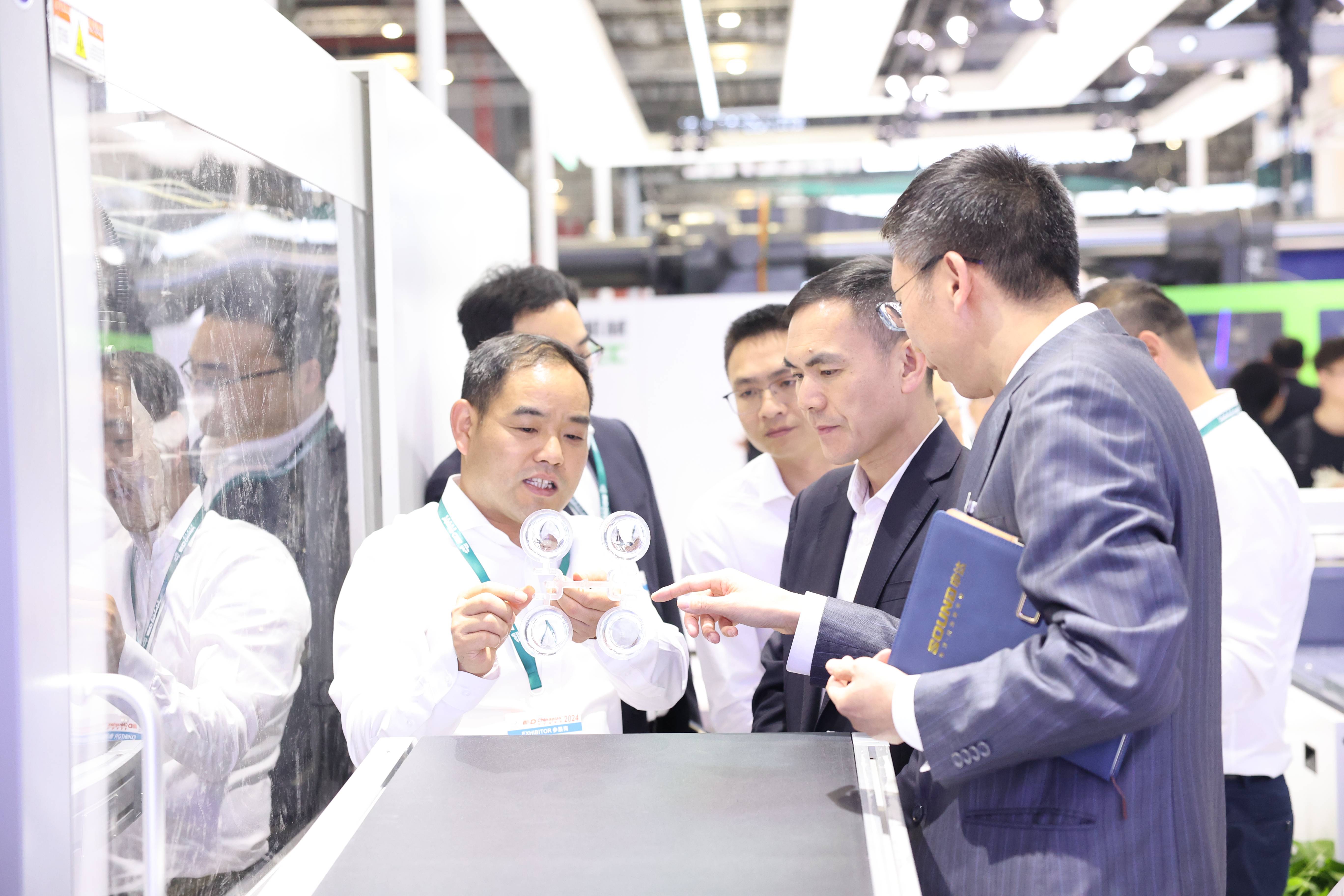 孫哲君一行赴CHINAPLAS國(guó)際橡塑展考察調(diào)研