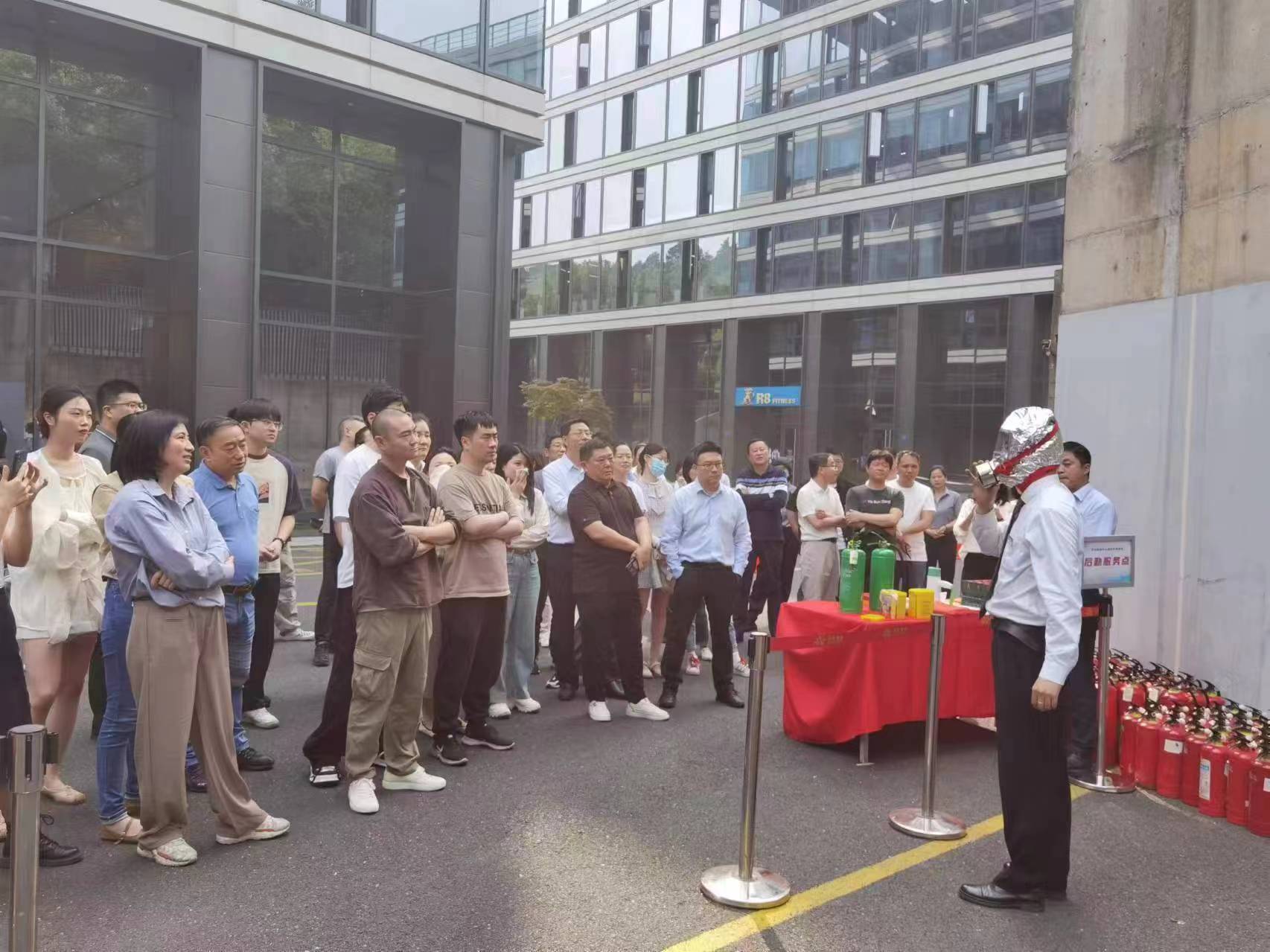 商業(yè)公司開展“人人講安全、個個會應急”消防應急演練活動