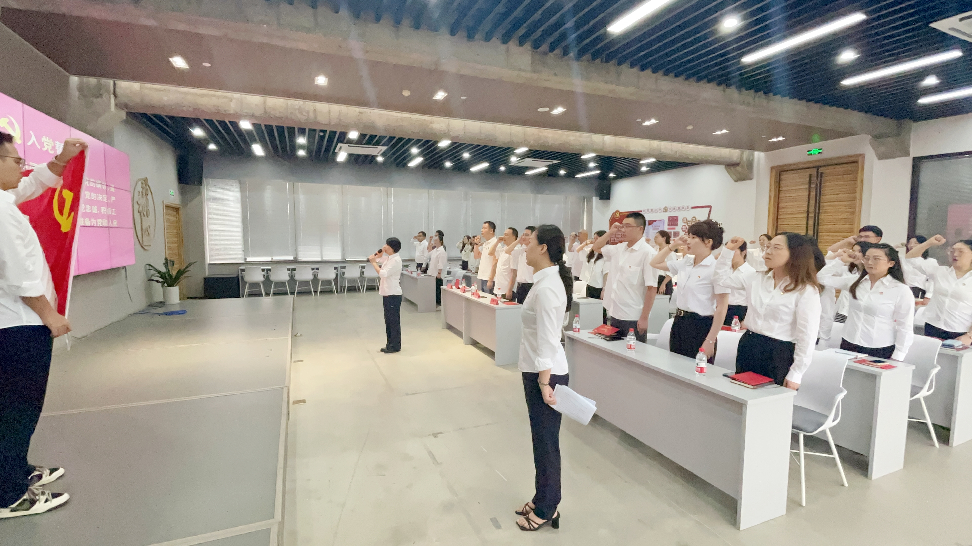 以紅心 敬黨心 | 工藝品公司黨委舉行“同過政治生日·重溫入黨誓詞”主題黨日活動(dòng)