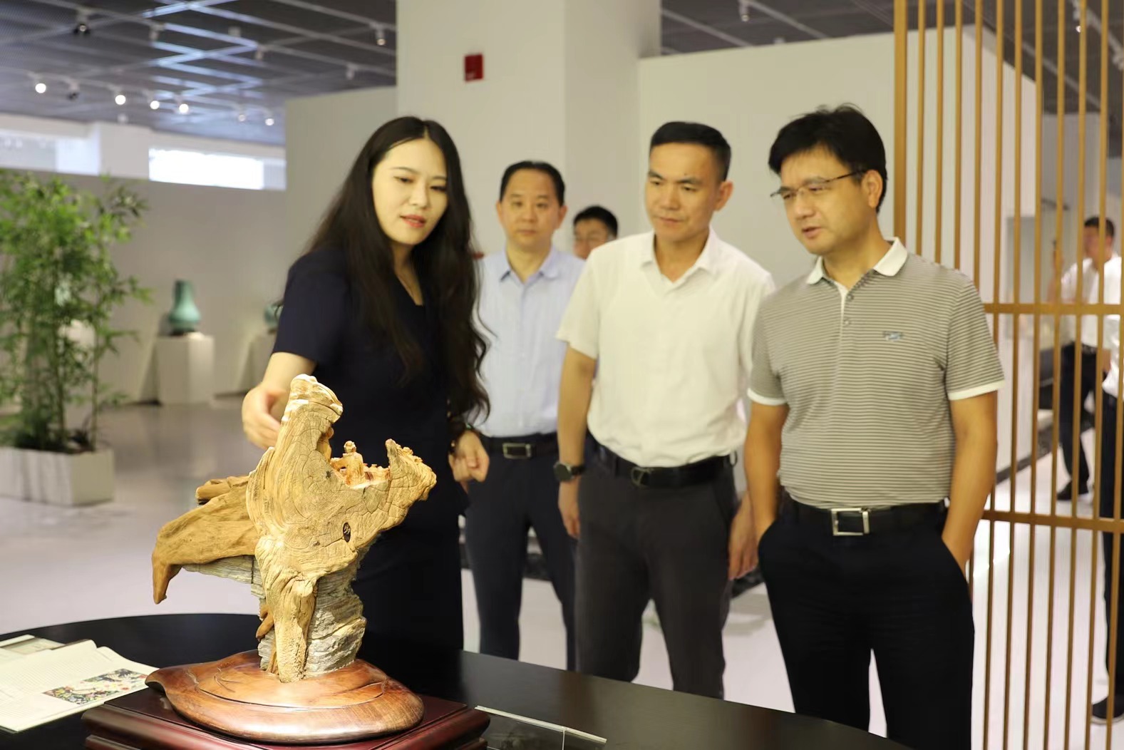 省國資委副主任董正泉一行到省二輕集團調研