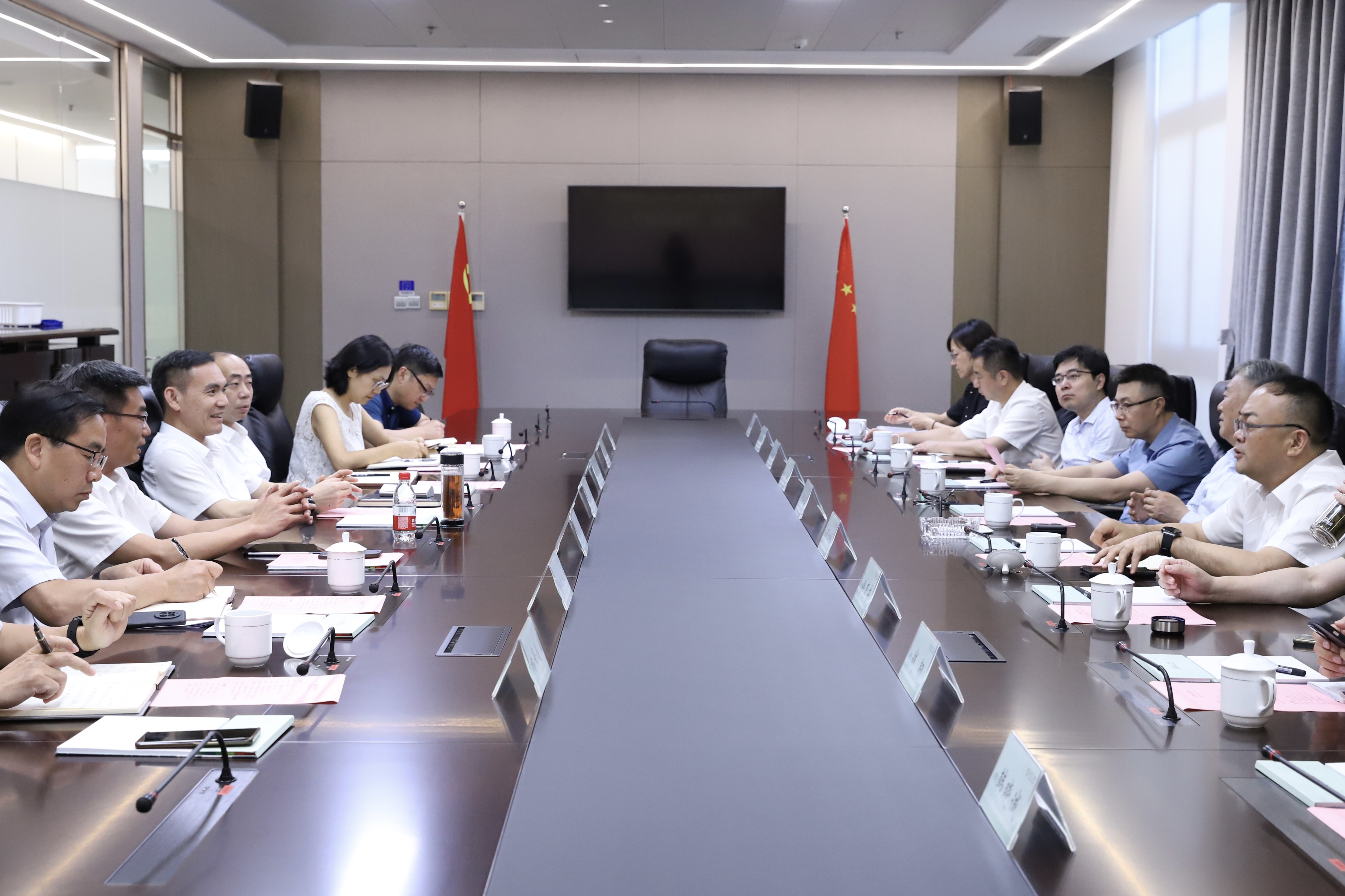 蘇州市政協(xié)副主席、常熟市委書記周勤第一行到訪省二輕集團